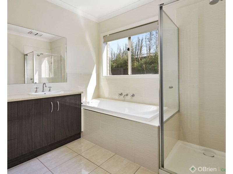 3 Valleyview Grove, Drouin VIC 3818