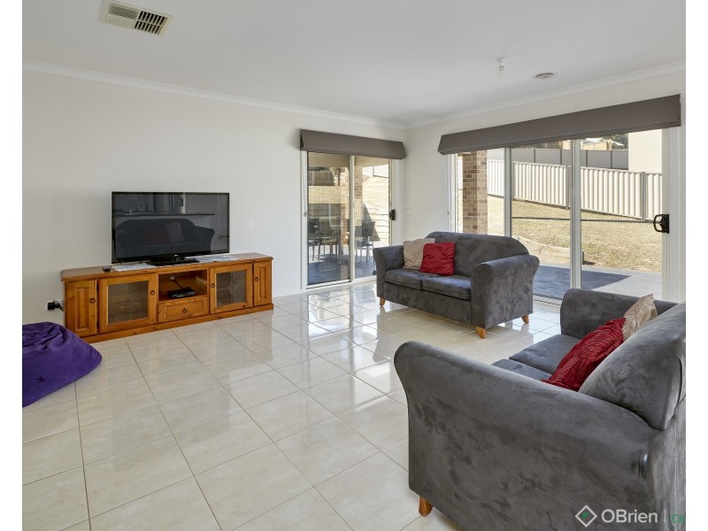 3 Valleyview Grove, Drouin VIC 3818