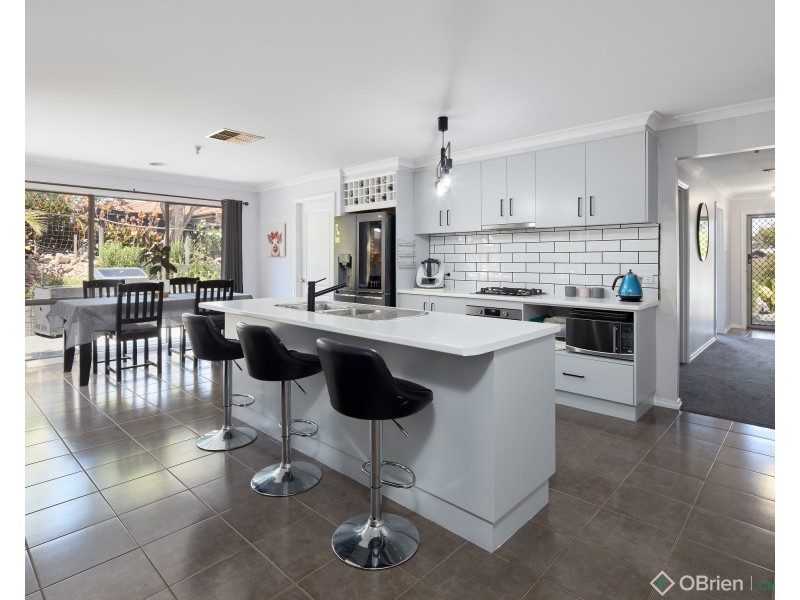 4 Namel Court, Drouin VIC 3818