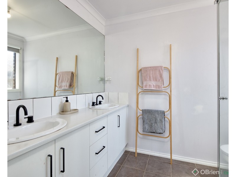 4 Namel Court, Drouin VIC 3818