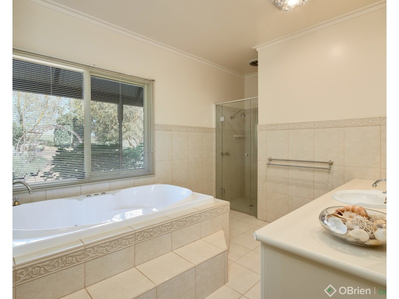 2A Greenland Drive, Drouin VIC 3818