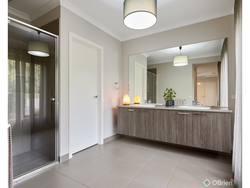 2/24 Pepperell Drive, Drouin VIC 3818