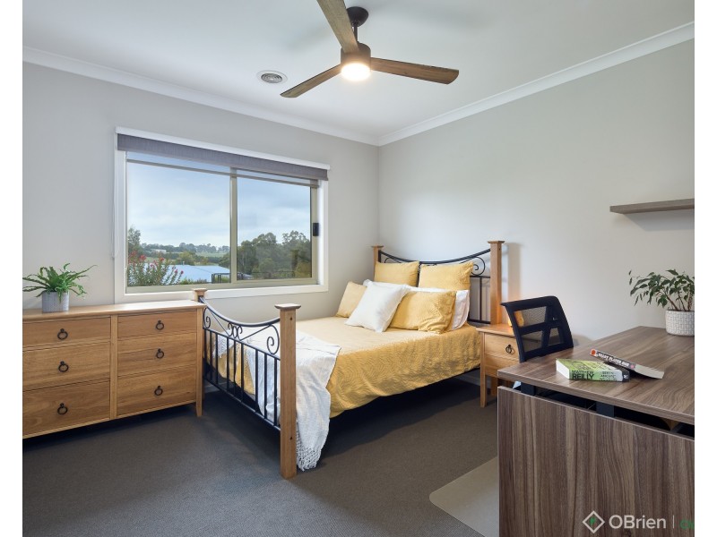 2/24 Pepperell Drive, Drouin VIC 3818