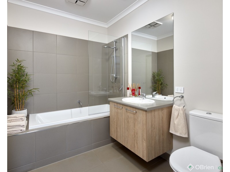 2/24 Pepperell Drive, Drouin VIC 3818