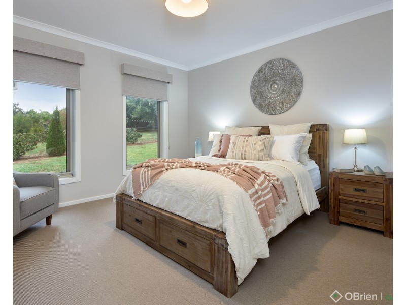 2/24 Pepperell Drive, Drouin VIC 3818