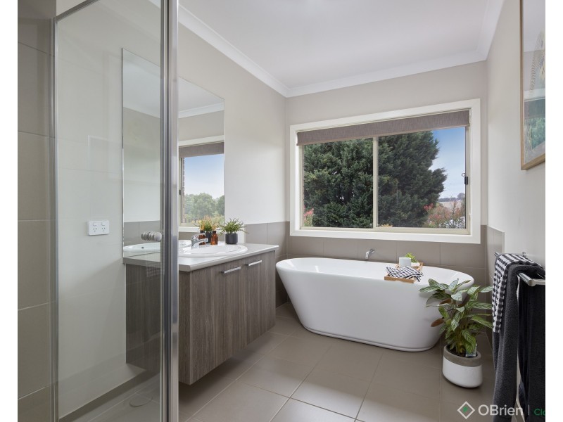 2/24 Pepperell Drive, Drouin VIC 3818