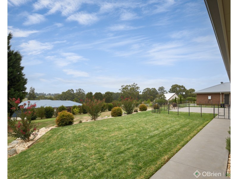 2/24 Pepperell Drive, Drouin VIC 3818