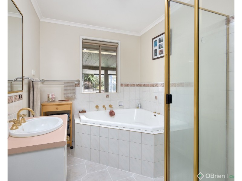 20 Fairway Drive, Drouin VIC 3818