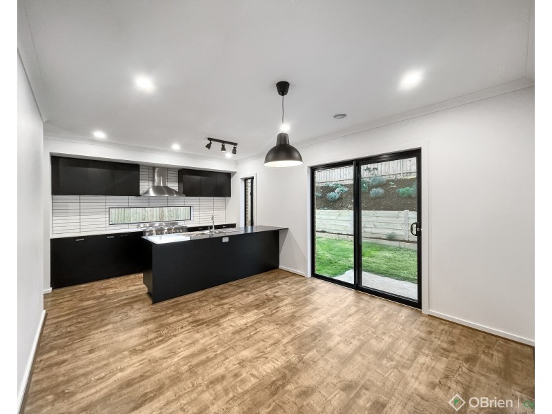 35 King Parrot Boulevard, Drouin VIC 3818