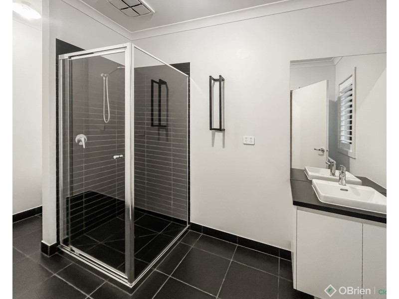 35 King Parrot Boulevard, Drouin VIC 3818