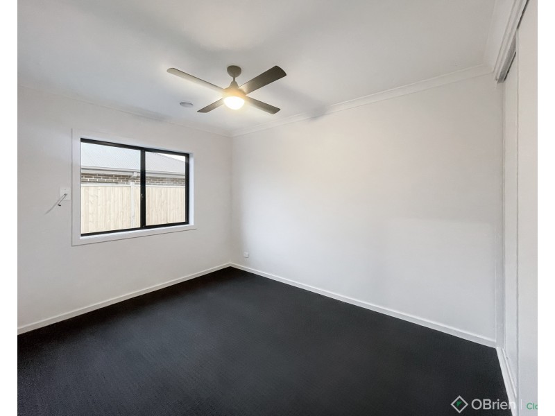 35 King Parrot Boulevard, Drouin VIC 3818