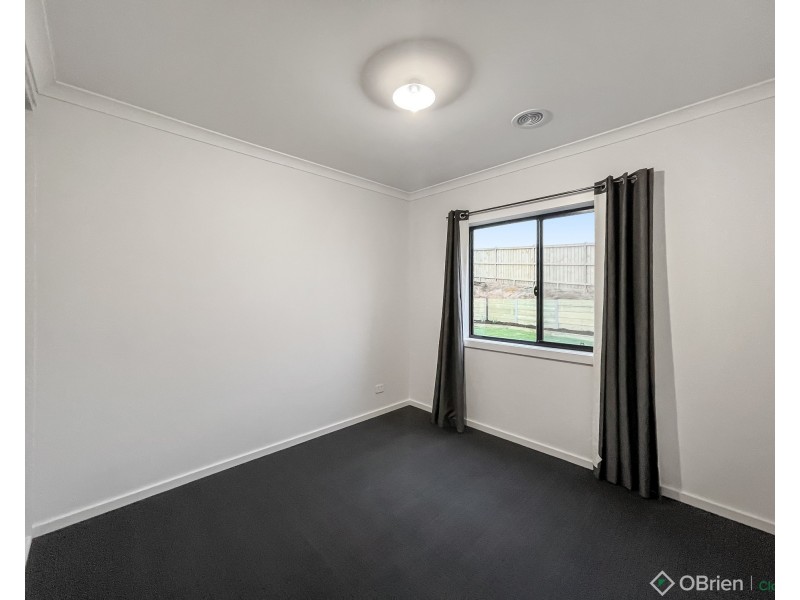 35 King Parrot Boulevard, Drouin VIC 3818