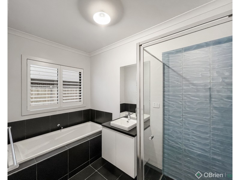 35 King Parrot Boulevard, Drouin VIC 3818