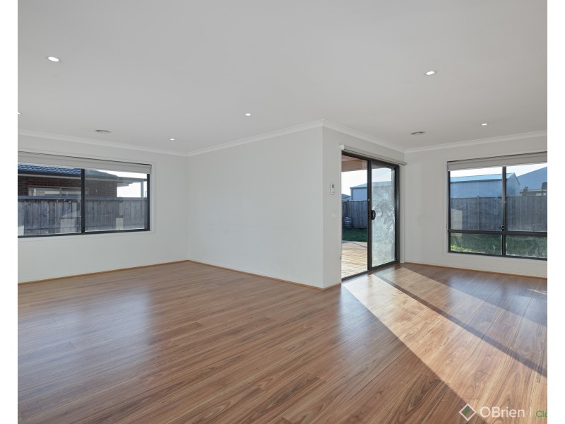 8 Paramount Drive, Warragul VIC 3820