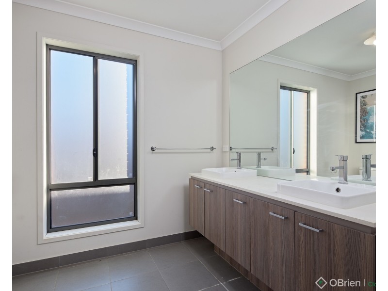 8 Paramount Drive, Warragul VIC 3820