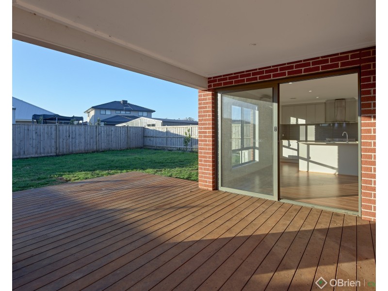 8 Paramount Drive, Warragul VIC 3820