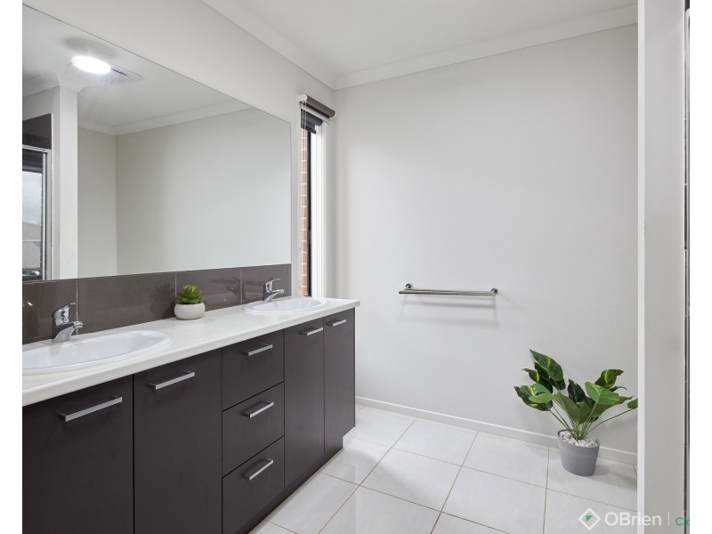 7 Charlwood Court, Drouin VIC 3818