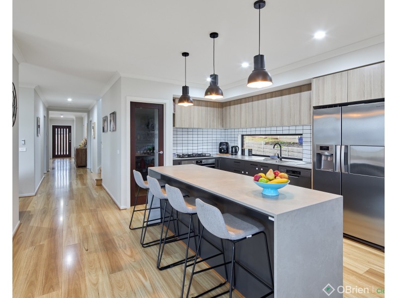 33 Wakeful Crescent, Drouin VIC 3818
