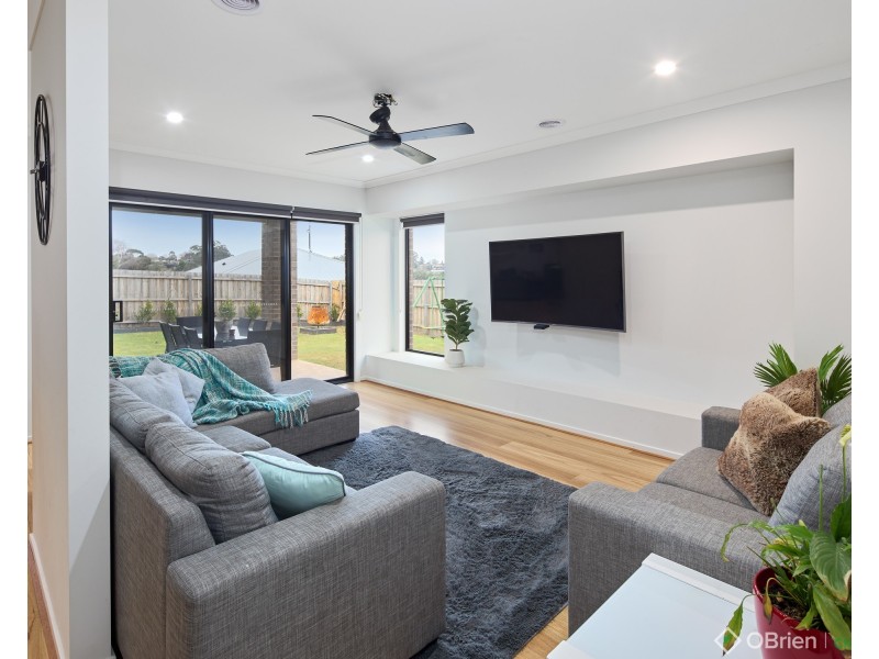 33 Wakeful Crescent, Drouin VIC 3818