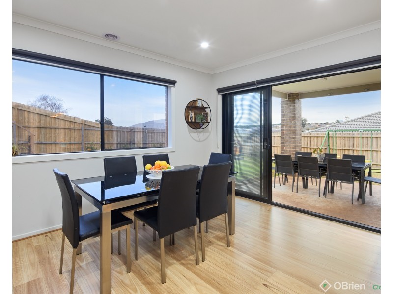 33 Wakeful Crescent, Drouin VIC 3818