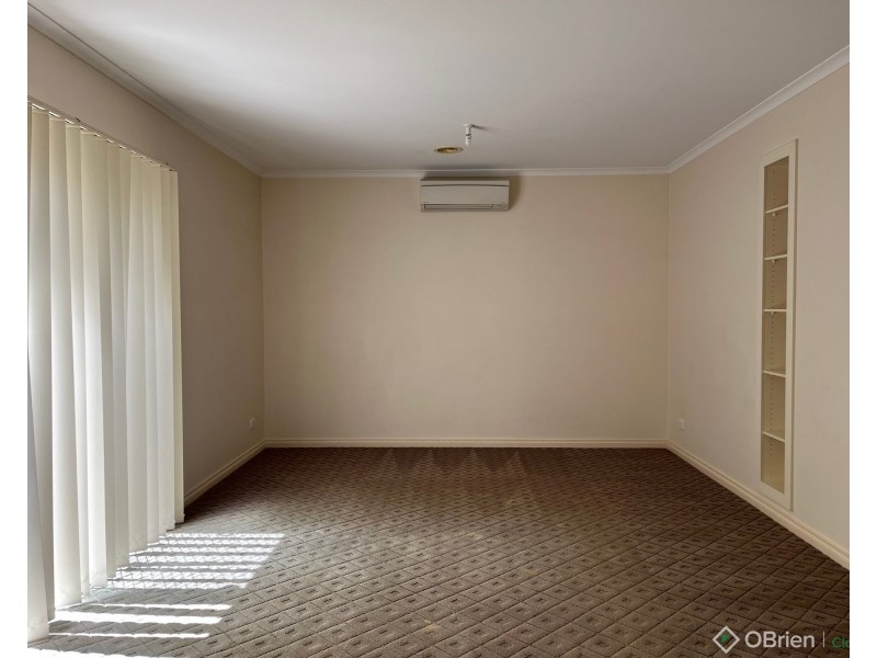 2/7 Lampard Road, Drouin VIC 3818