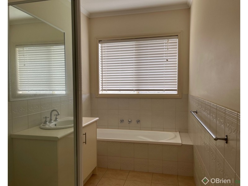 2/7 Lampard Road, Drouin VIC 3818