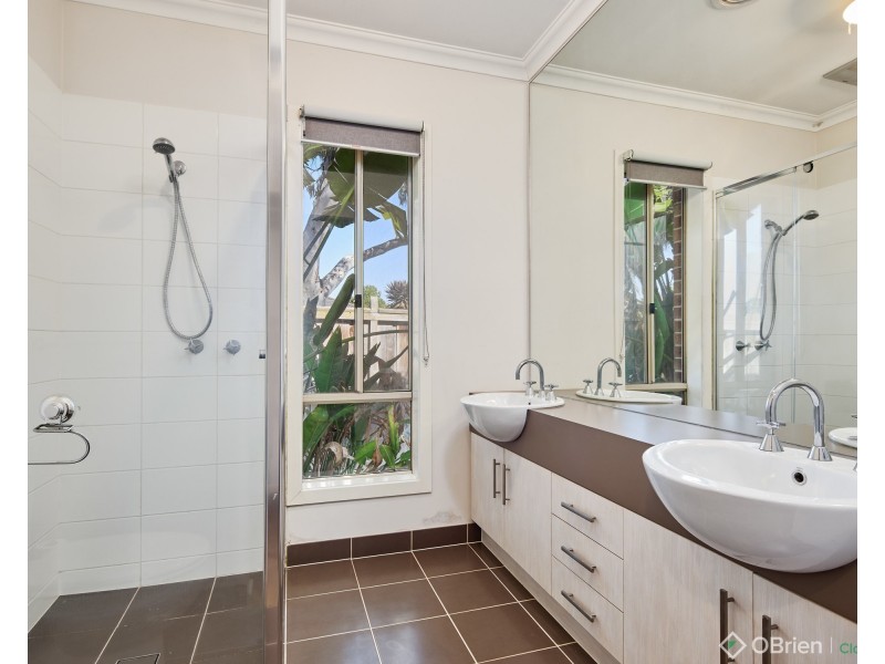 27 Rivendale Crescent, Drouin VIC 3818