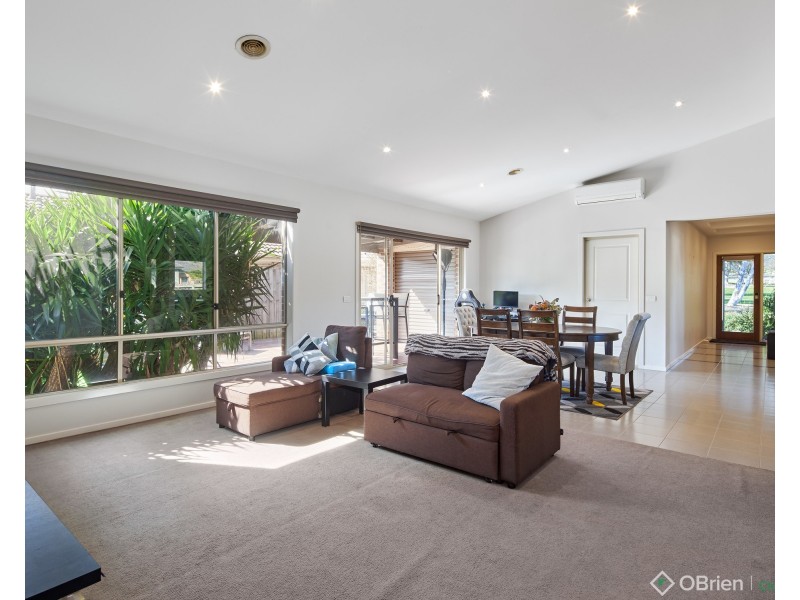 27 Rivendale Crescent, Drouin VIC 3818