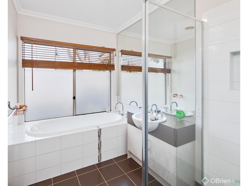 27 Rivendale Crescent, Drouin VIC 3818