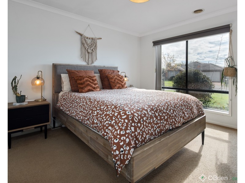 33 Lyndhurst Square, Drouin VIC 3818