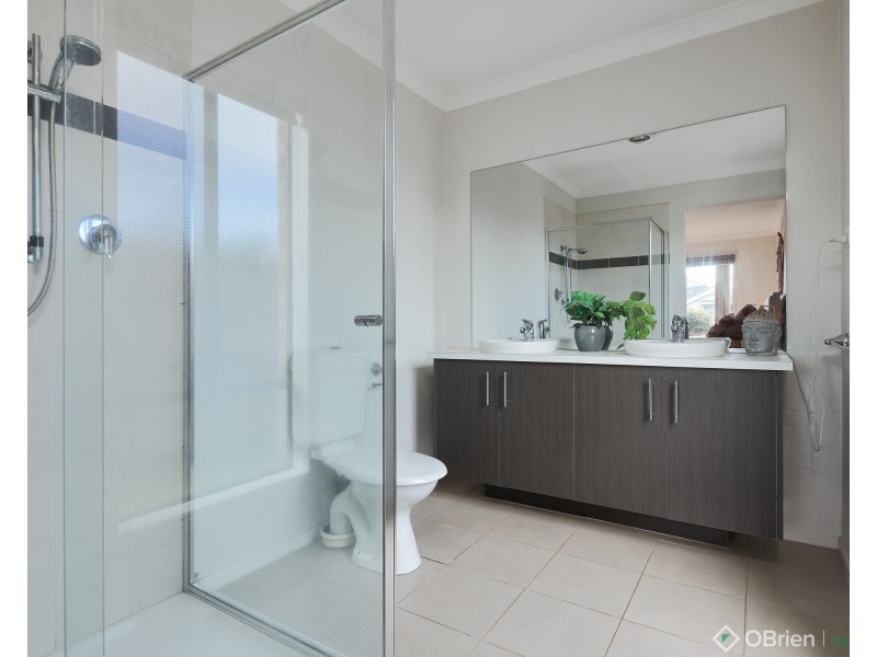 33 Lyndhurst Square, Drouin VIC 3818