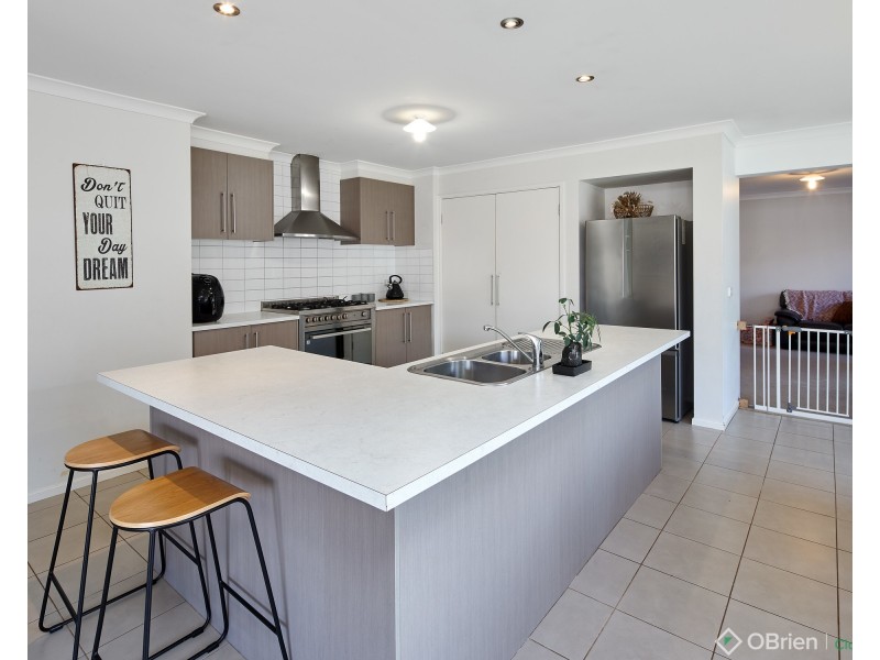 33 Lyndhurst Square, Drouin VIC 3818