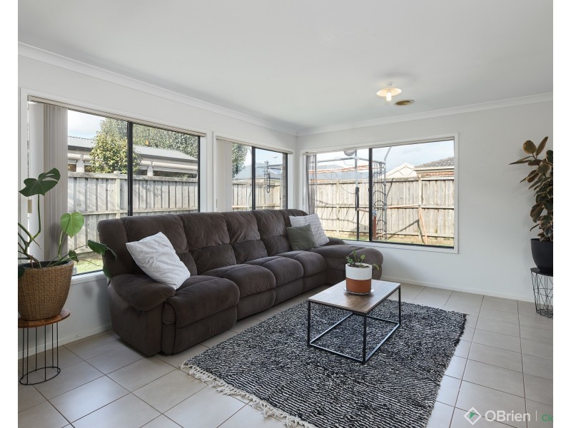 33 Lyndhurst Square, Drouin VIC 3818