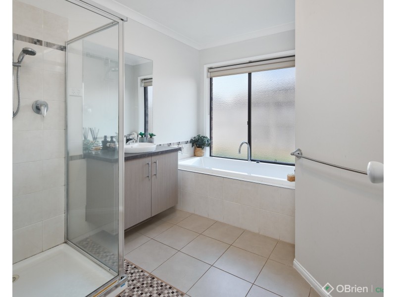 33 Lyndhurst Square, Drouin VIC 3818