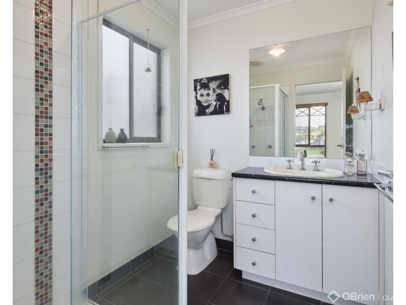1 Rowan Walk, Drouin VIC 3818