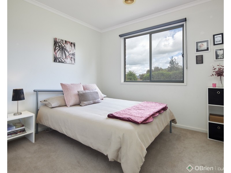 1 Rowan Walk, Drouin VIC 3818