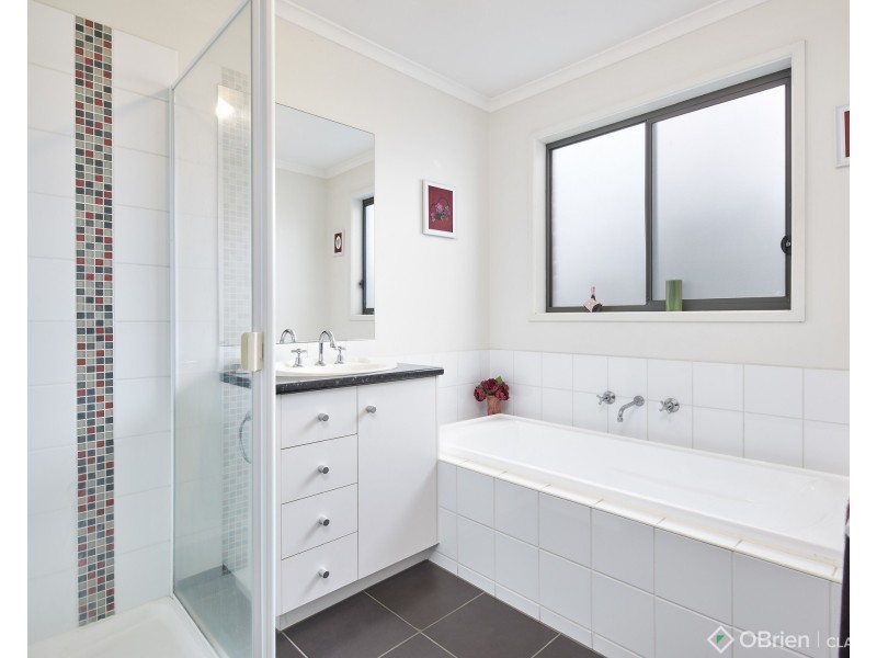 1 Rowan Walk, Drouin VIC 3818