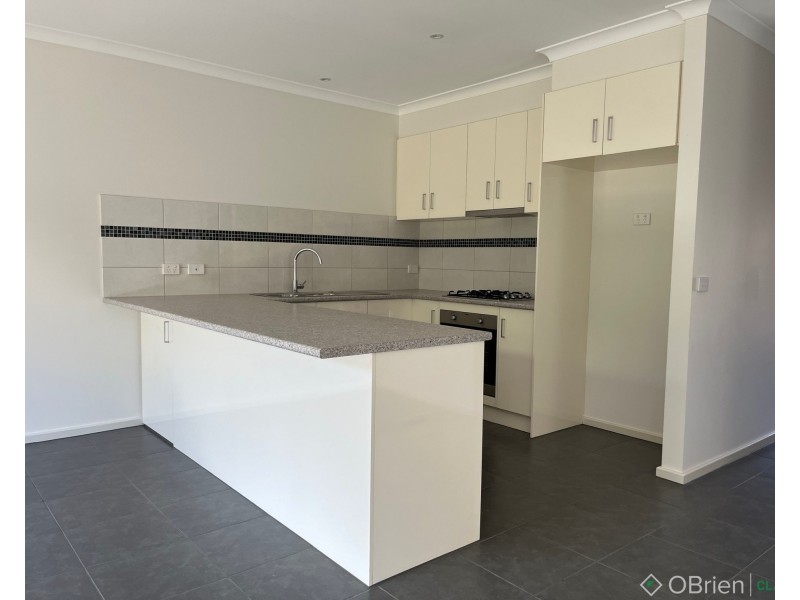 2/4 Hearn Street, Drouin VIC 3818