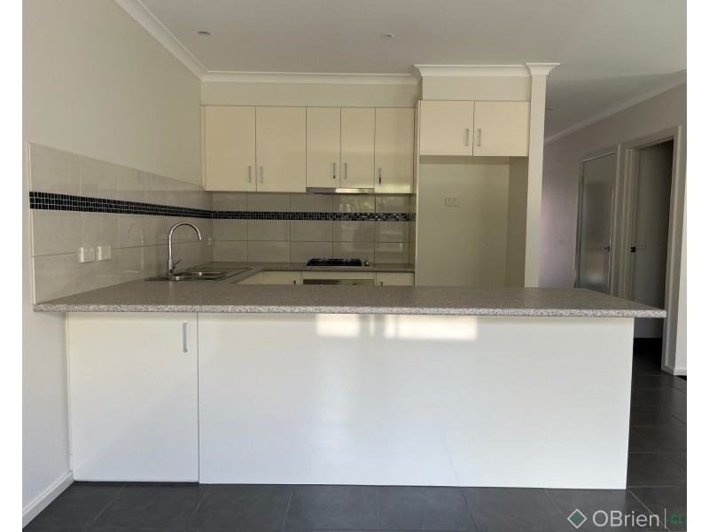 2/4 Hearn Street, Drouin VIC 3818