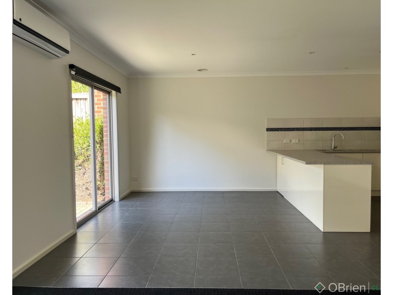 2/4 Hearn Street, Drouin VIC 3818