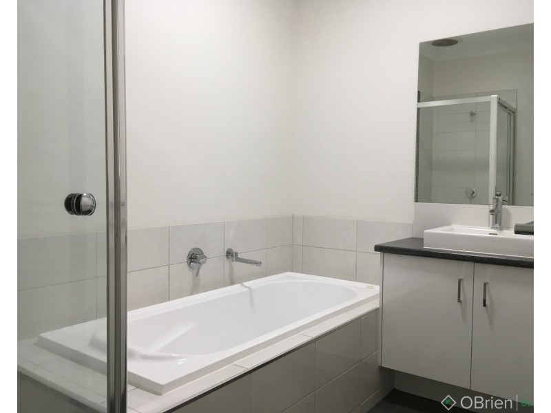 2/4 Hearn Street, Drouin VIC 3818