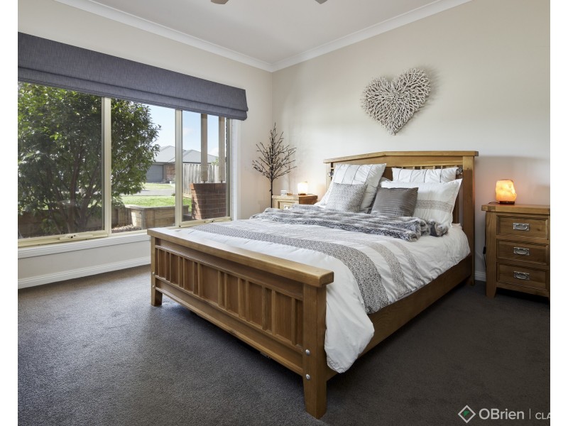 4 Mayfair Drive, Drouin VIC 3818