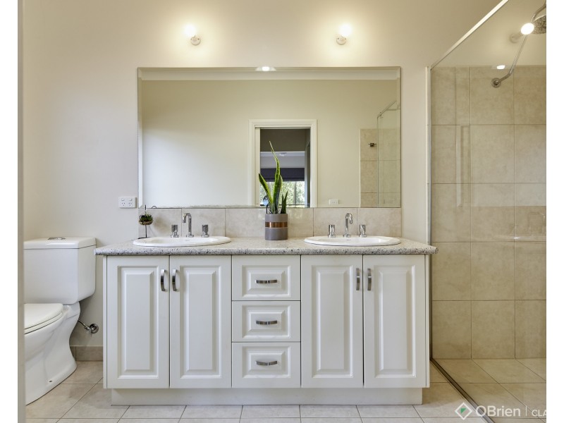 4 Mayfair Drive, Drouin VIC 3818