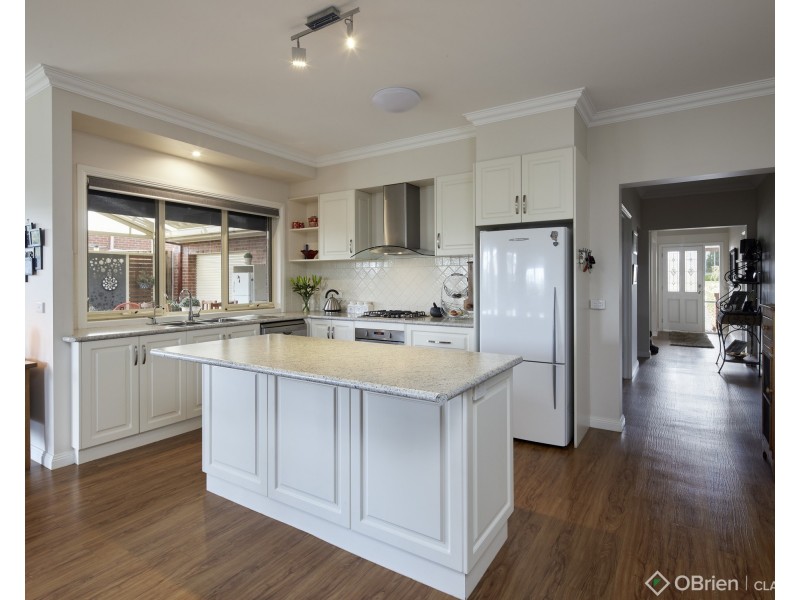 4 Mayfair Drive, Drouin VIC 3818