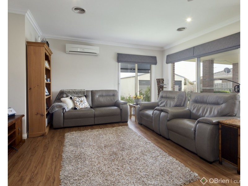 4 Mayfair Drive, Drouin VIC 3818