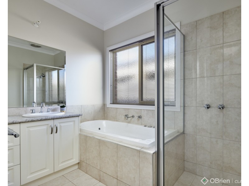 4 Mayfair Drive, Drouin VIC 3818