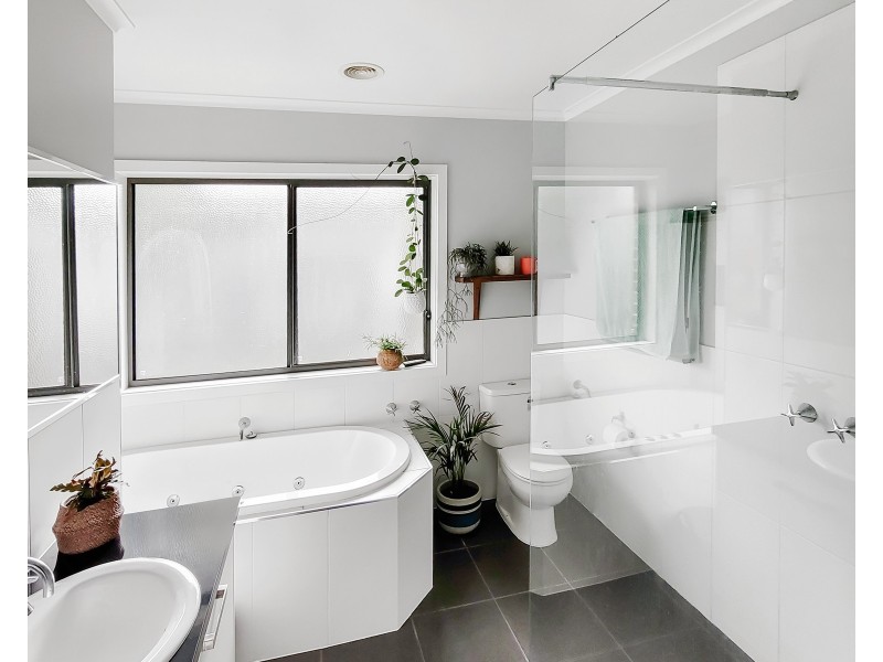 64 Vincent Boulevard, Trafalgar VIC 3824