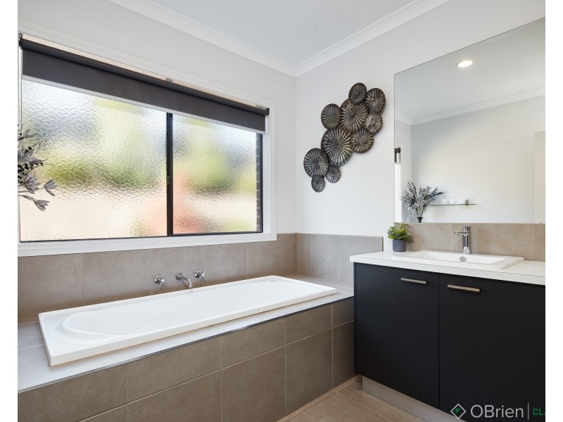 37 Hatfield Drive, Drouin VIC 3818
