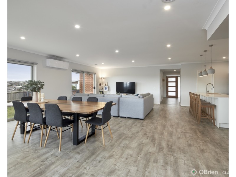 25 Jackson Drive, Drouin VIC 3818