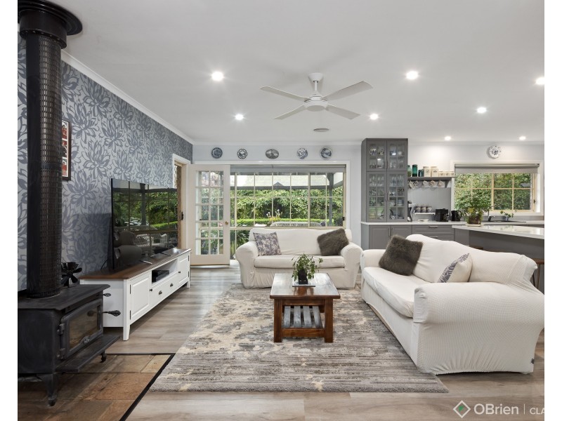 9 Pepperell Drive, Drouin VIC 3818